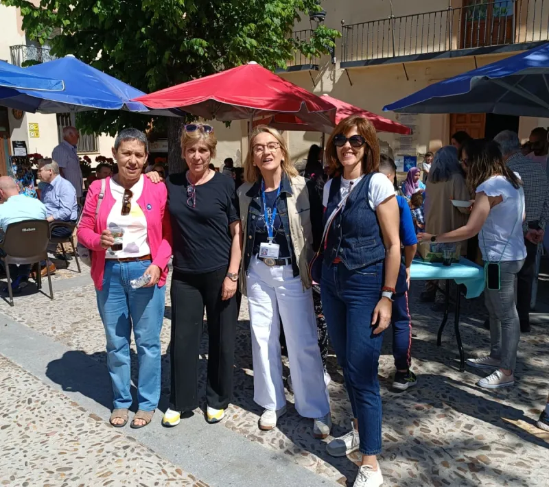 Voluntarias de ManosUnidas con Virginia (profesora del colegio) y Ana María Velasco.
