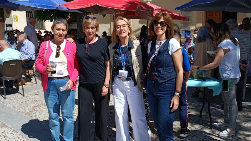 Voluntarias de ManosUnidas con Virginia (profesora del colegio) y Ana María Velasco.
