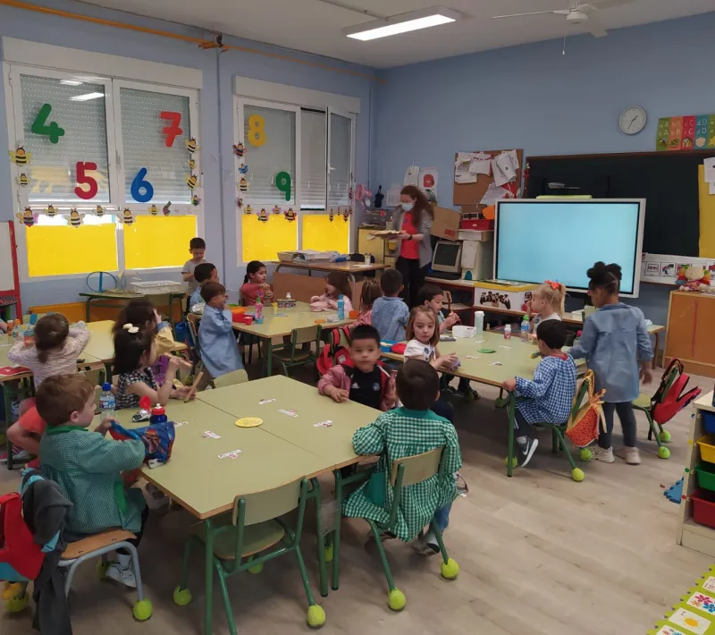 Alumnos tomando el pan y aceite.