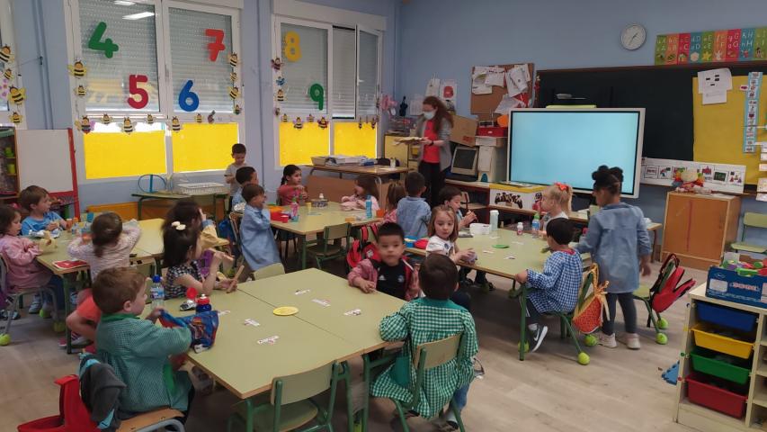 Alumnos tomando el pan y aceite.