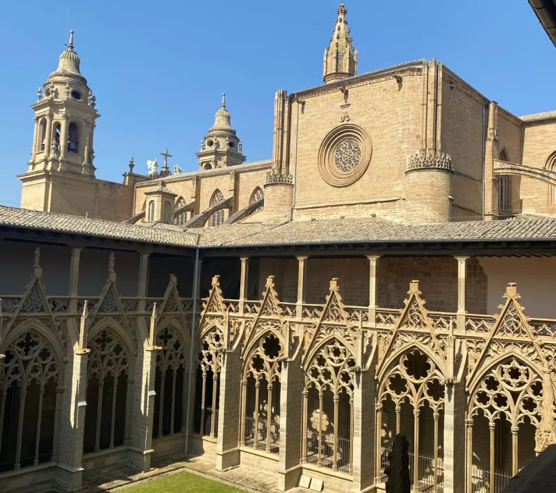 Visita de la delegación de Manos Unidas a la Catedral de Pamplona: sobre claustro