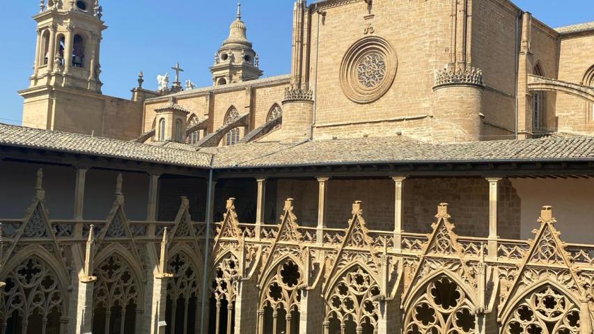 Visita de la delegación de Manos Unidas a la Catedral de Pamplona: sobre claustro