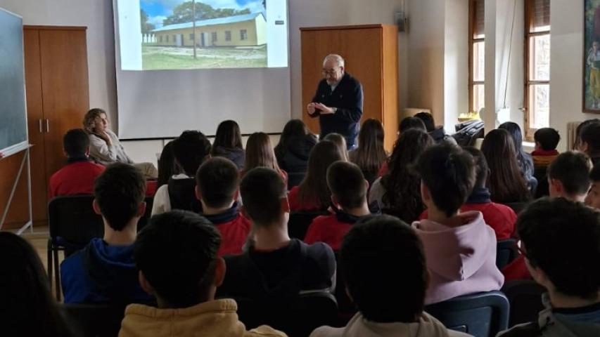 Carmelo Pérez-Aradros en el Colegio Regina Pacis