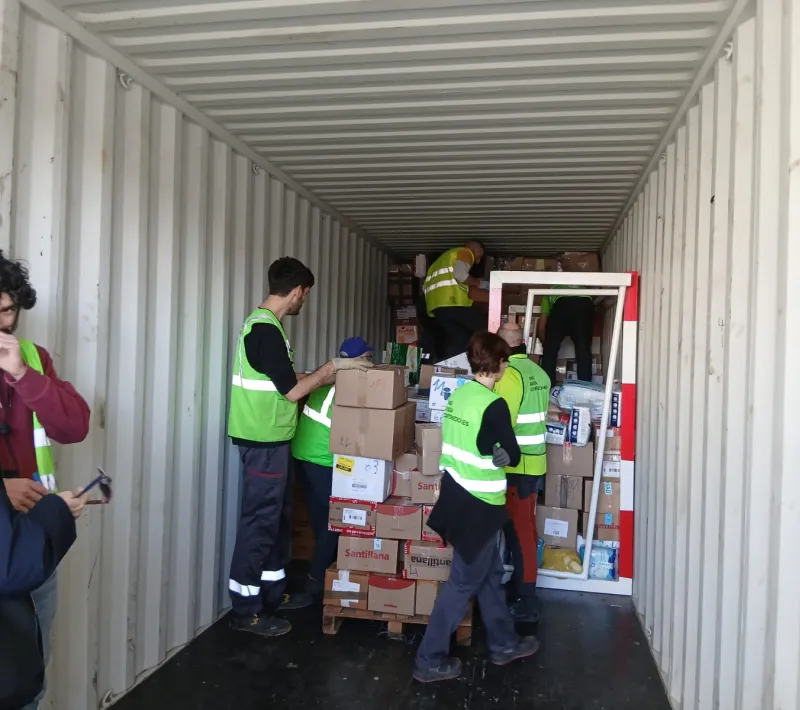 Llenando un contenedor en la ONG Ayuda en Contenedores