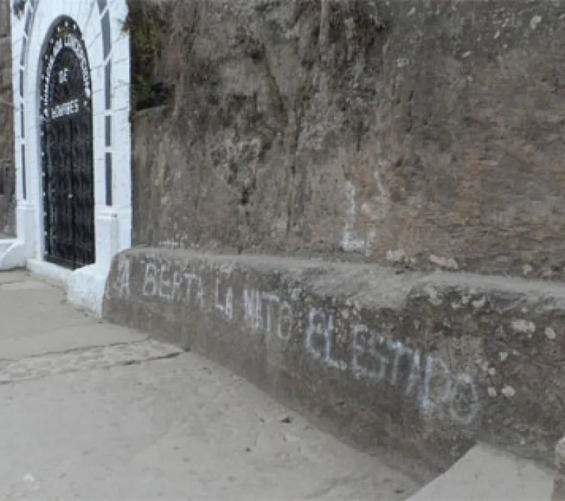 “A Berta la mató el Estado”, reza una pintada en la entrada de una iglesia en La Esperanza