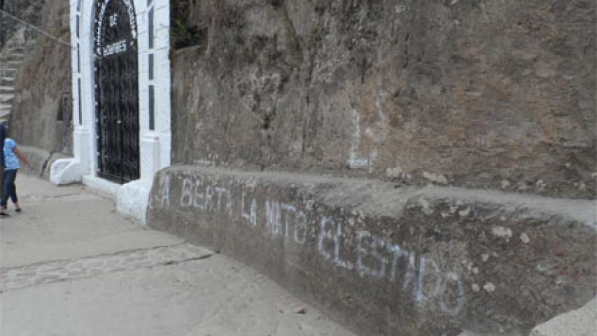 “A Berta la mató el Estado”, reza una pintada en la entrada de una iglesia en La Esperanza