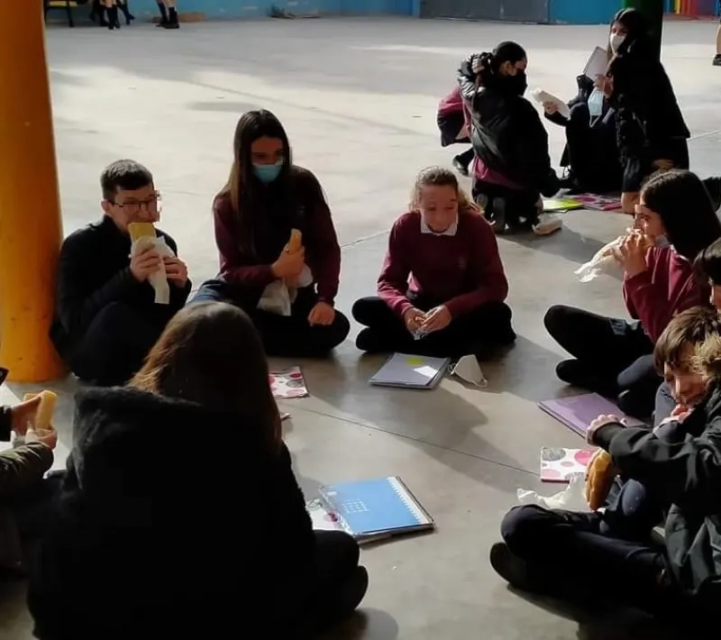 Almuerzo solidario en el Colegio San José de La Pobla de Vallbona.