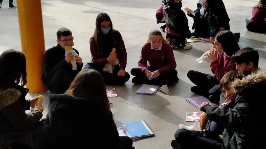 Almuerzo solidario en el Colegio San José de La Pobla de Vallbona.