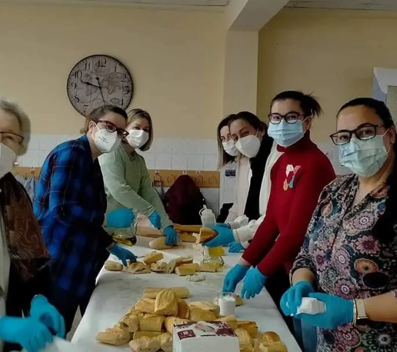 Voluntarias de Manos Unidas de la comarcal de La Pobla de Vallbona preparando bocadillo en el Colegio San José.