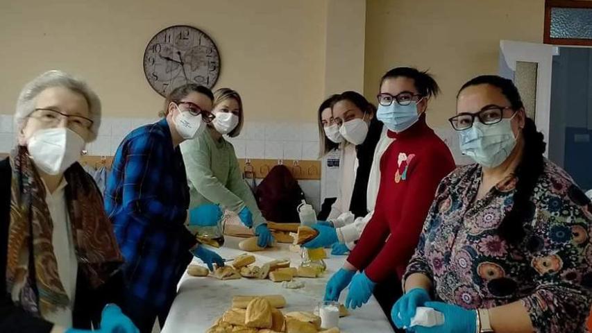 Voluntarias de Manos Unidas de la comarcal de La Pobla de Vallbona preparando bocadillo en el Colegio San José.