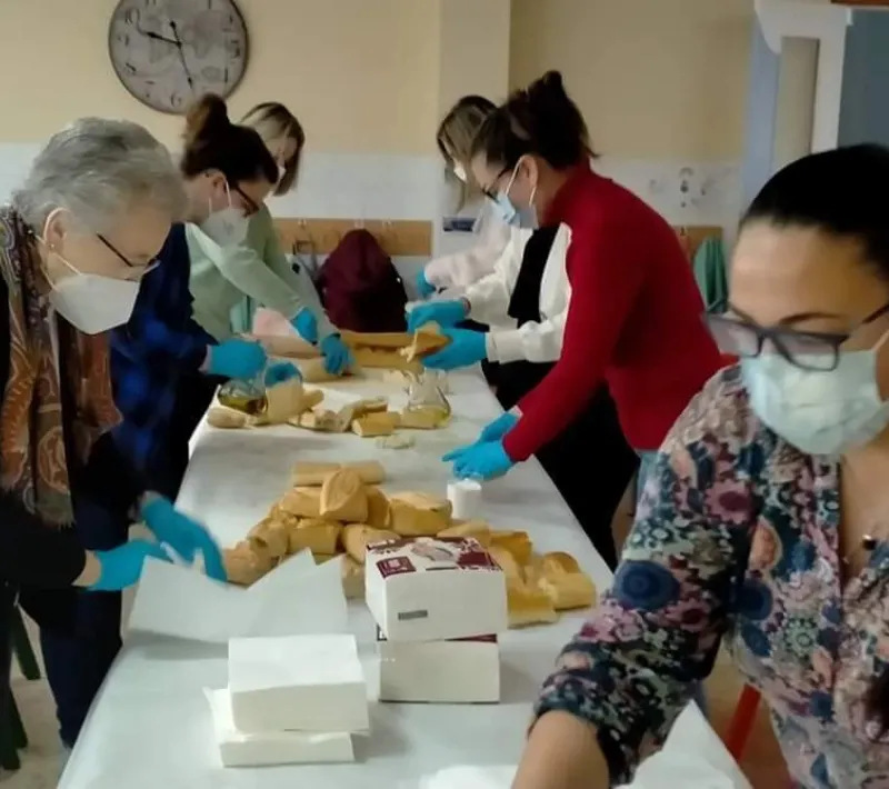 Voluntarias de Manos Unidas de la comarcal de La Pobla de Vallbona preparando bocadillo en el Colegio San José.