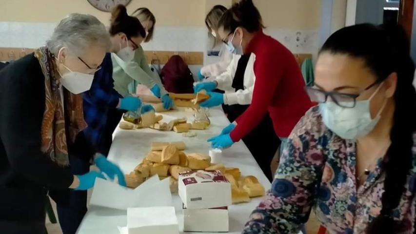 Voluntarias de Manos Unidas de la comarcal de La Pobla de Vallbona preparando bocadillo en el Colegio San José.