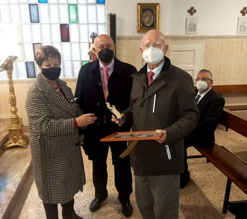 Ángel Marín, vicedelegado de Manos Unidas Valencia recibe el premio de manos de los Clavarios Mayores del Altar Playa Francisco Carles Salvador y Encarna Astillero Lozano.
