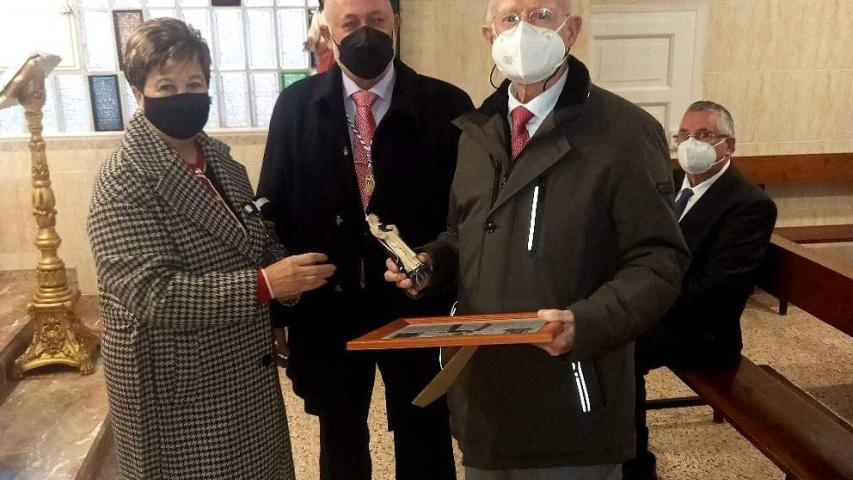 Ángel Marín, vicedelegado de Manos Unidas Valencia recibe el premio de manos de los Clavarios Mayores del Altar Playa Francisco Carles Salvador y Encarna Astillero Lozano.
