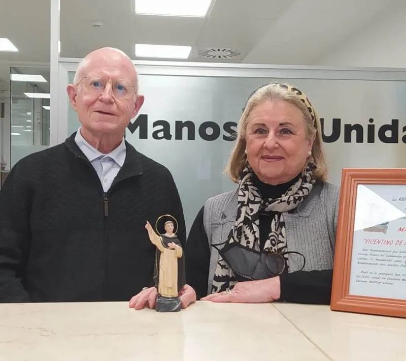 Ana Ruiz y Ángel Marín, delegada y vicedelegado, con el nombramiento a Manos Unidas: "Vicentino de Honor del Altar Playa 2022”