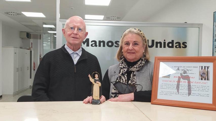 Ana Ruiz y Ángel Marín, delegada y vicedelegado, con el nombramiento a Manos Unidas: "Vicentino de Honor del Altar Playa 2022”
