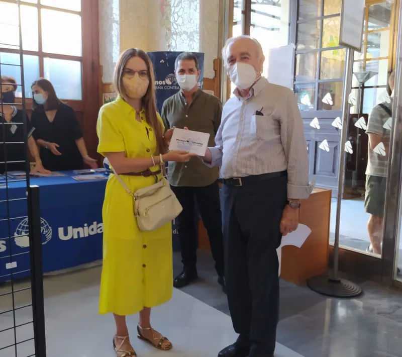 Eladio Seco de Herrera, tesorero de Manos Unidas Valencia, entrega el premio a Anna de Riga por su obra "Camino de sed"..