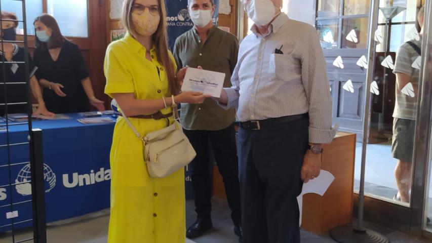 Eladio Seco de Herrera, tesorero de Manos Unidas Valencia, entrega el premio a Anna de Riga por su obra "Camino de sed"..