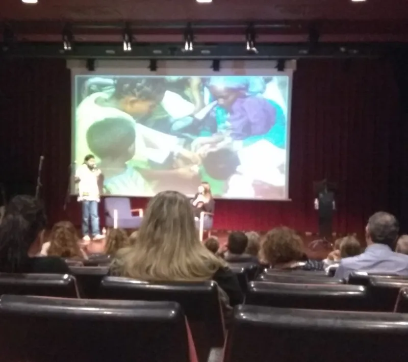 El público siguió con interés y muy participativamente la presentación