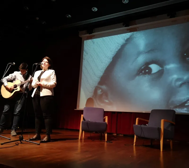 Judit Deig y Samuel Palomino cantando la pieza para Iñaki