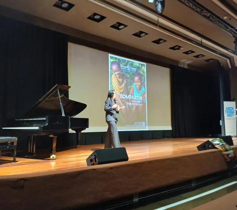 presentadora y piano