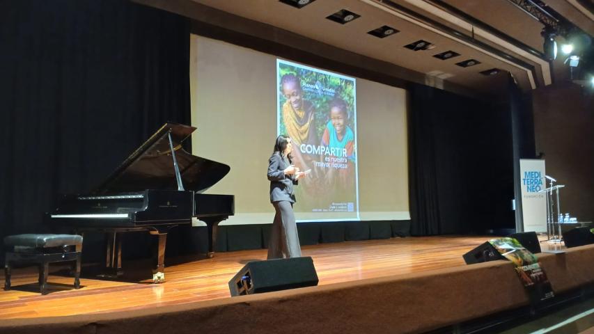 presentadora y piano