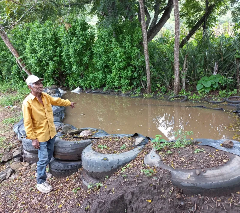 productor con su cosechadora de agua