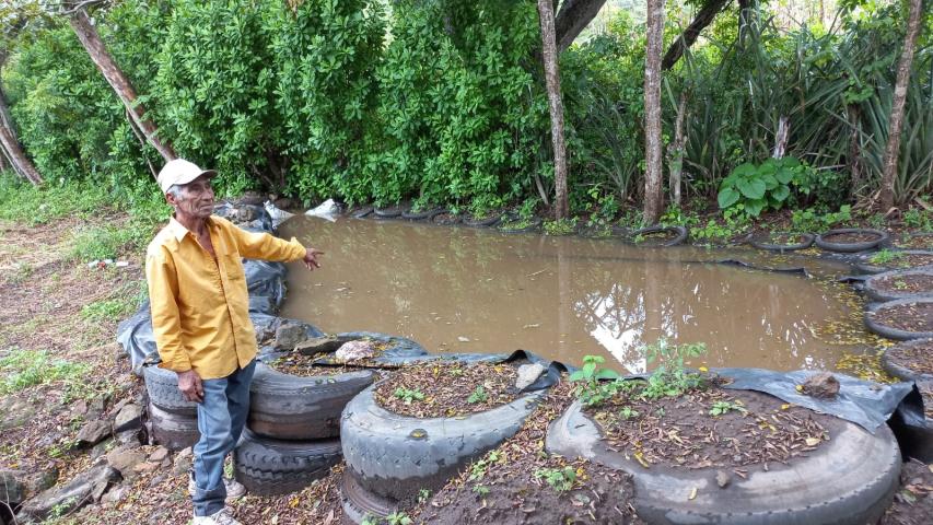 productor con su cosechadora de agua