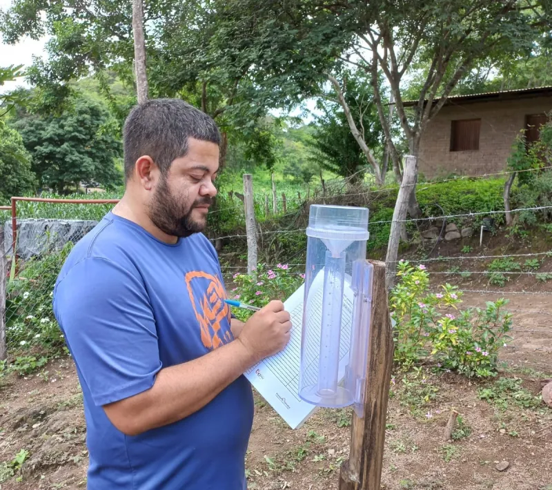 productor registrando datos de las precipitaciones