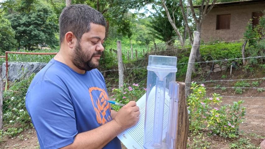 productor registrando datos de las precipitaciones