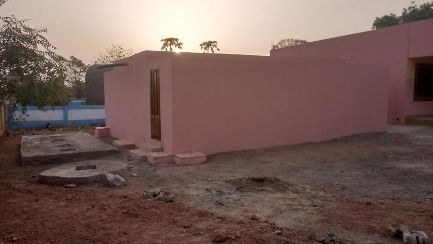 Exterior del bloque sanitario de la escuela María Auxiliadora de Parakou (Benín)