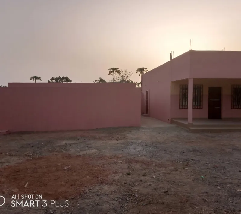 Exterior del bloque sanitario de la escuela María Auxiliadora de Parakou (Benín)