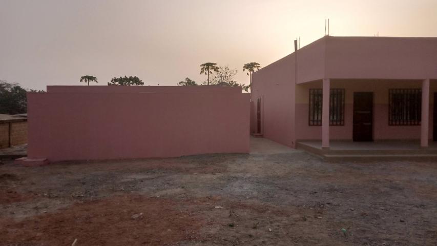 Exterior del bloque sanitario de la escuela María Auxiliadora de Parakou (Benín)