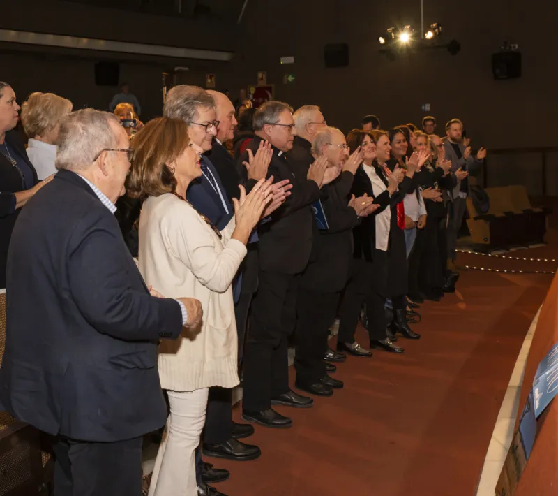 publico aplaudiendo