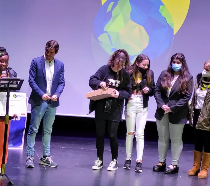 Alumna galardonada con el quinto premio dirigiéndose al público con unas emotivas palabras.