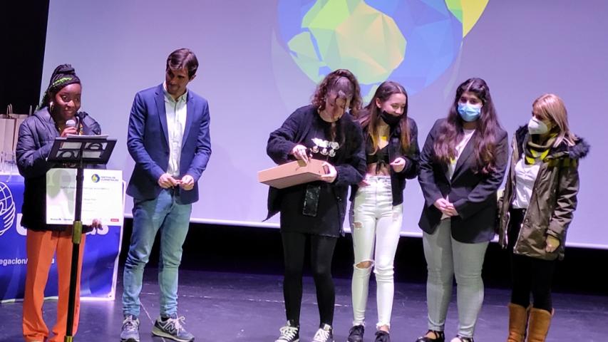Alumna galardonada con el quinto premio dirigiéndose al público con unas emotivas palabras.