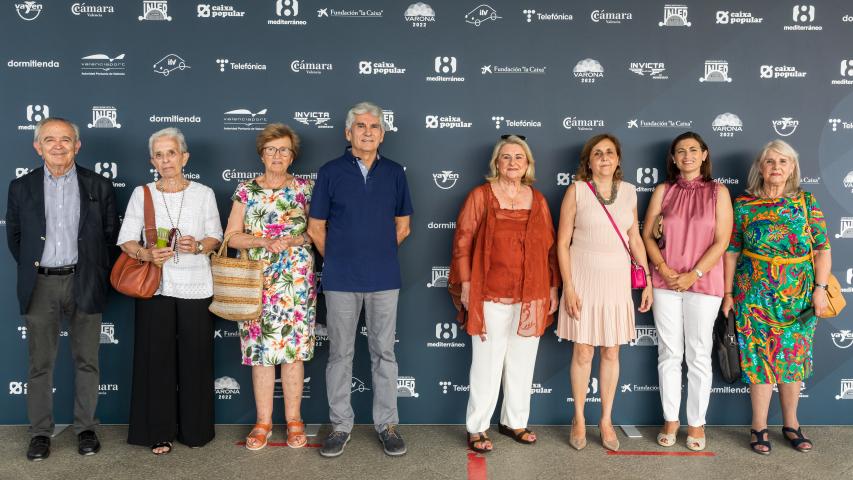 Manos Unidas Valencia antes de entrar al Palau de les Arts.