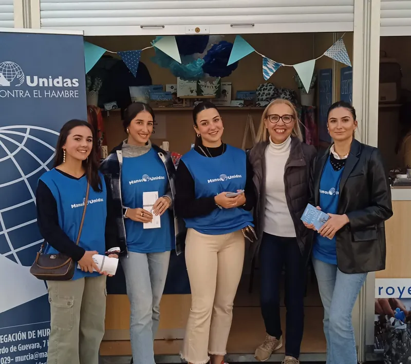 raquel con las voluntarias ucam