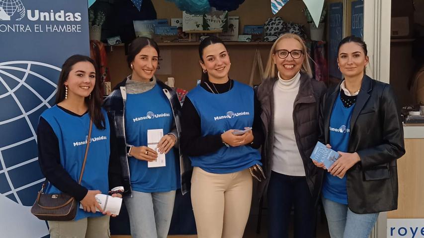 raquel con las voluntarias ucam