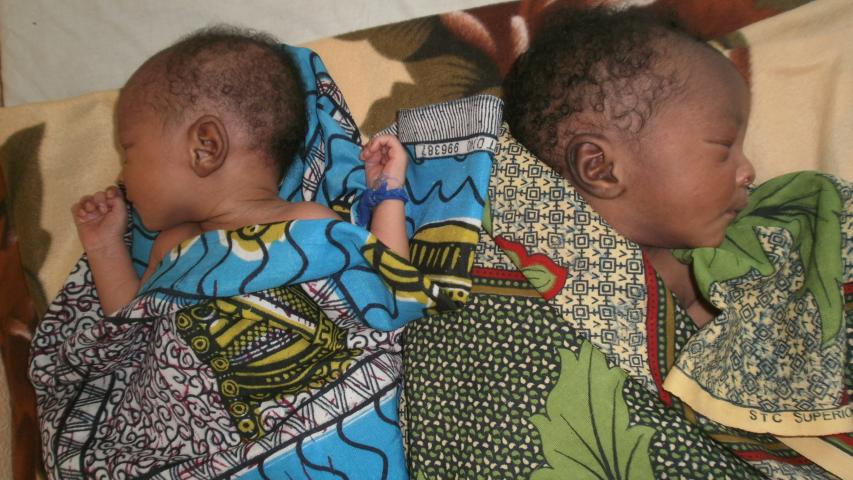 Uno de los primeros bebés nacidos en la maternidad de Estaquinha
