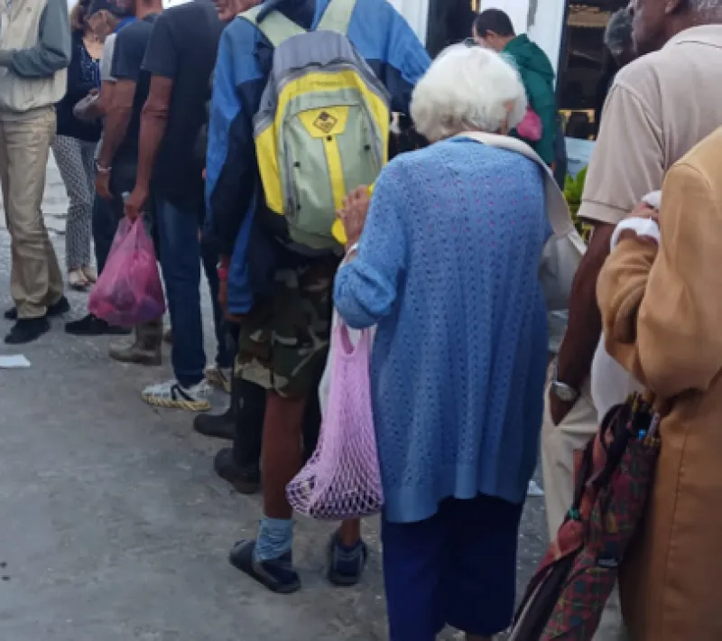 reparto de comidas en el centro diocesano