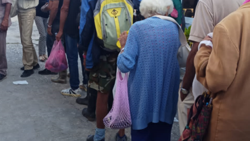reparto de comidas en el centro diocesano