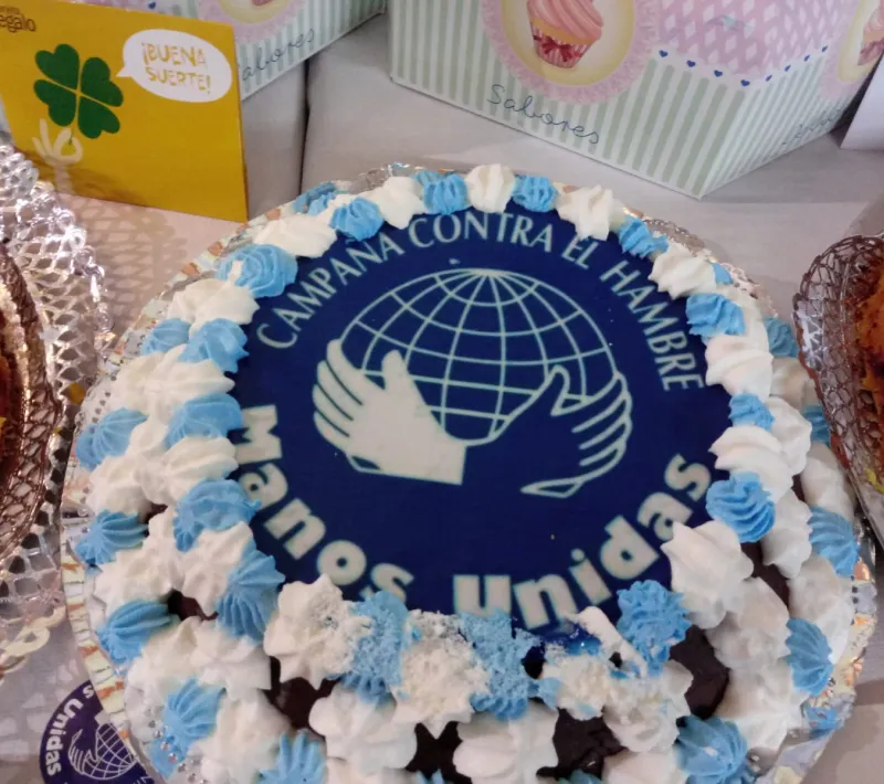 Tarta con el logo de Manos Unidas que se rifó en la Cena del Hambre.