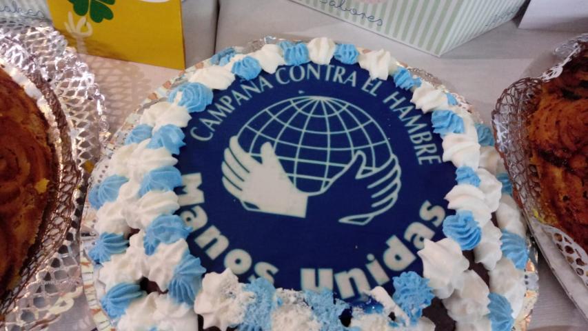 Tarta con el logo de Manos Unidas que se rifó en la Cena del Hambre.