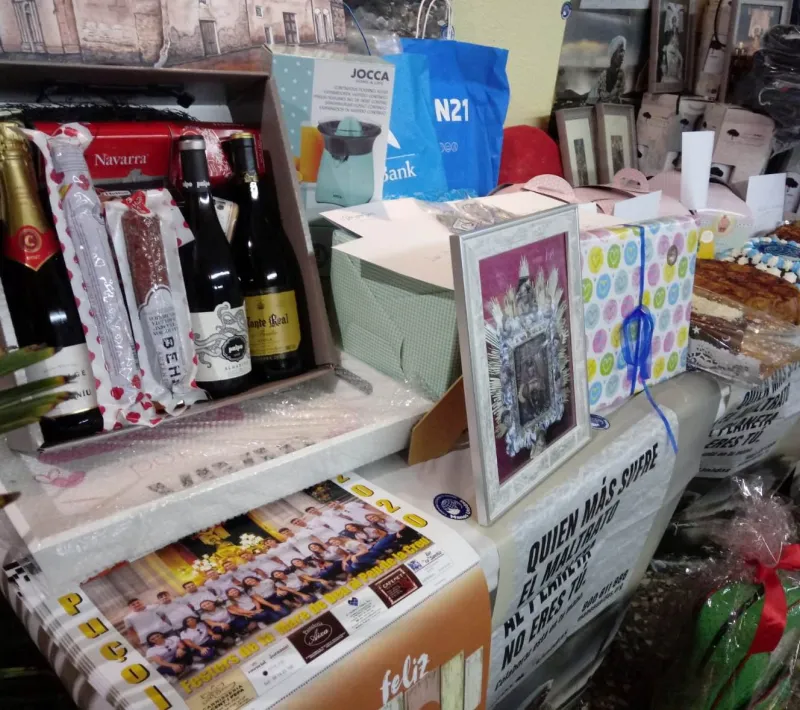 Artículos donados por vecinos y comerciantes para la cena del hambre de Manos Unidas.