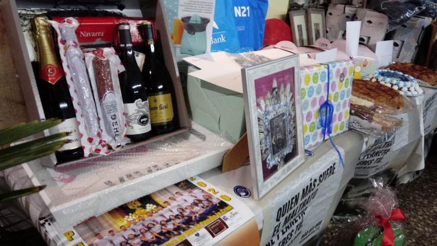 Artículos donados por vecinos y comerciantes para la cena del hambre de Manos Unidas.