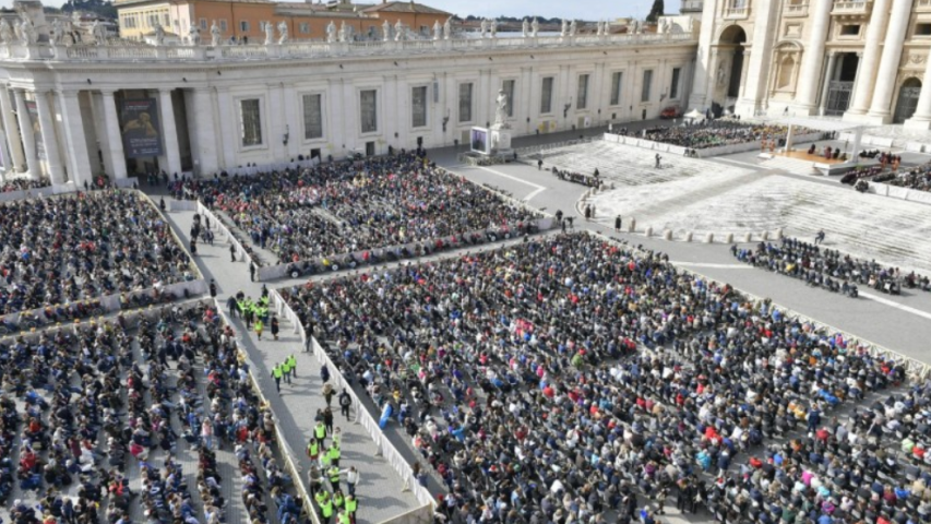 Fieles asistentes a la Audiencia General