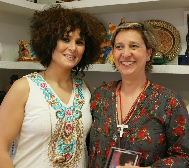 rosa lopez entrega su nuevo disco a la presidenta de manos unidas