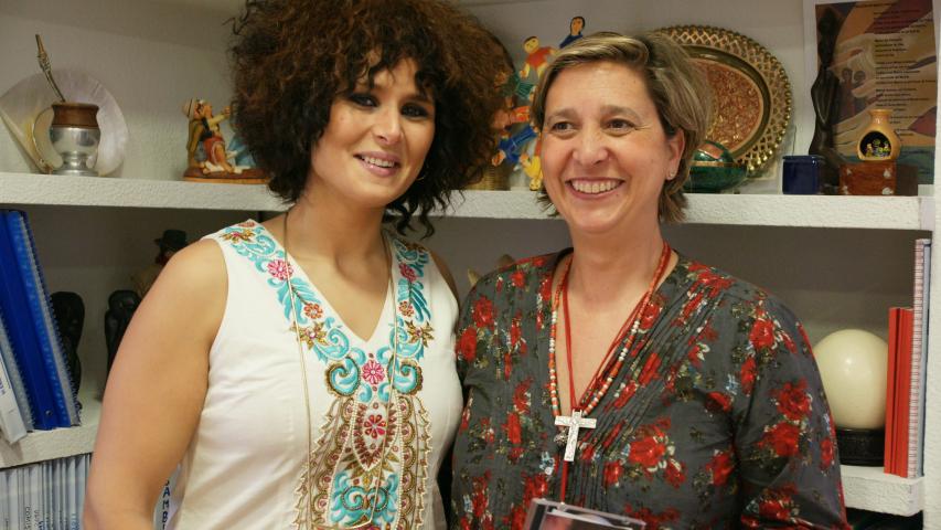rosa lopez entrega su nuevo disco a la presidenta de manos unidas