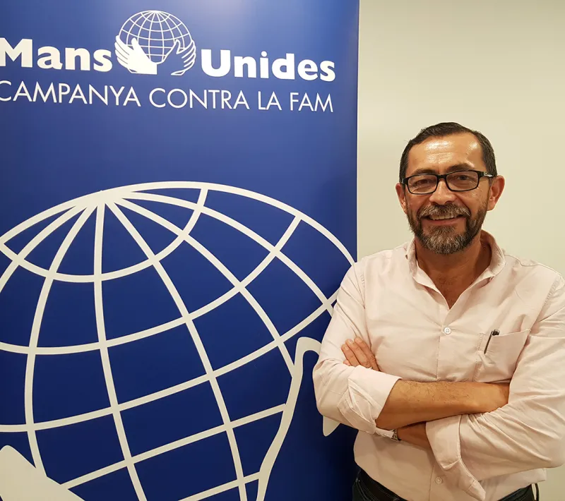 Sergio Godoy posa junto al cartel de Mans Unides